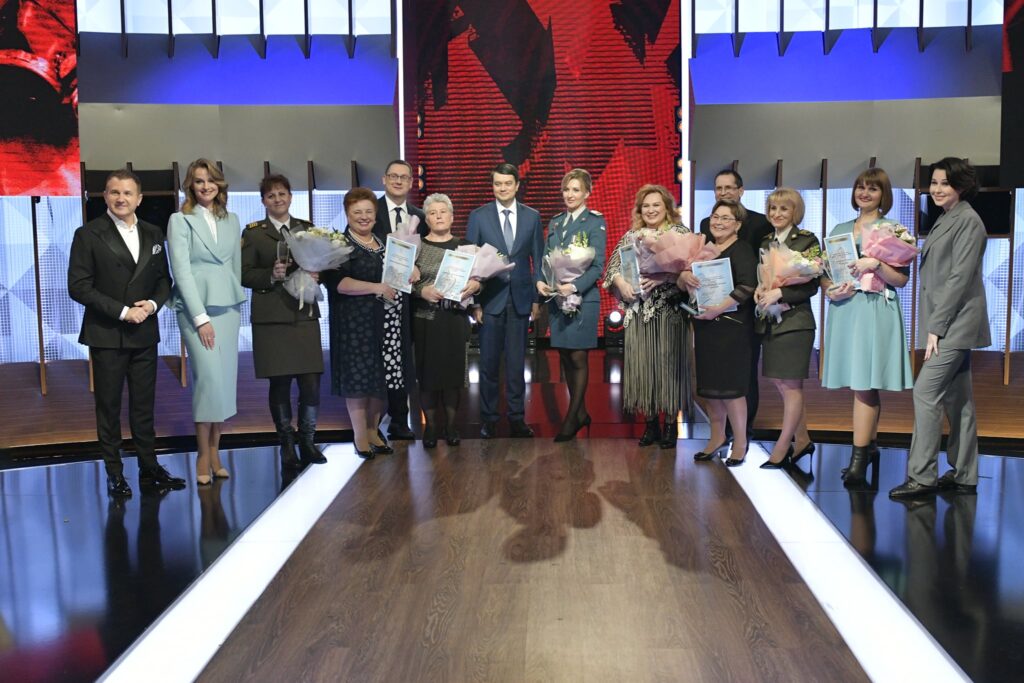 XI Міжнародний конгрес медсестринства «Медсестринсри проти COVID-19» 2020 рік Премія «Найкраща медична сестра України» студія 1+1 "Право на владу»